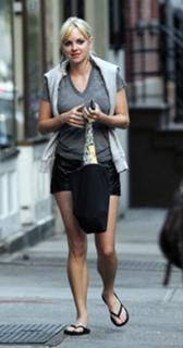 Anna Faris feet photo thumbnail