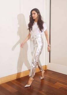 Deepika Padukone feet photo thumbnail