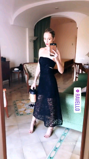 Laura Vandervoort feet photo thumbnail
