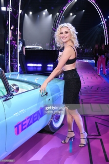 Pixie Lott feet photo thumbnail