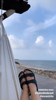 Kéfera Buchmann feet photo thumbnail