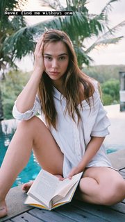 Alexis Ren feet photo thumbnail