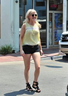 Ellie Goulding feet photo thumbnail