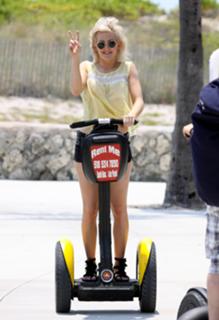Ellie Goulding feet photo thumbnail