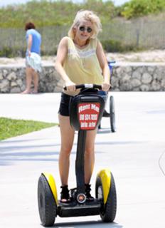 Ellie Goulding feet photo thumbnail
