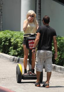 Ellie Goulding feet photo thumbnail