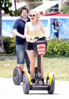 Ellie Goulding feet photo thumbnail