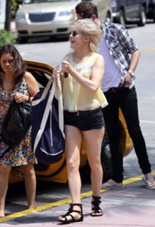 Ellie Goulding feet photo thumbnail