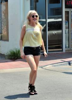 Ellie Goulding feet photo thumbnail