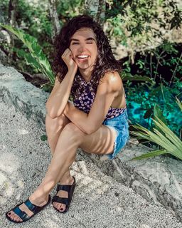 Kéfera Buchmann feet photo thumbnail