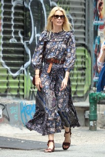 Claudia Schiffer feet photo thumbnail