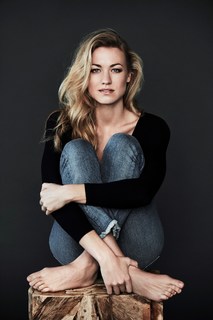 Yvonne Strahovski feet photo thumbnail