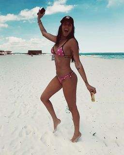 Valentina Vignali feet photo thumbnail