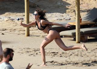 Izabel Goulart feet photo thumbnail