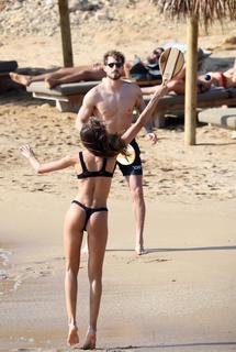 Izabel Goulart feet photo thumbnail