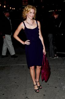 Elizabeth Banks feet photo thumbnail