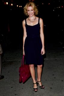 Elizabeth Banks feet photo thumbnail