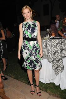 Elizabeth Banks feet photo thumbnail