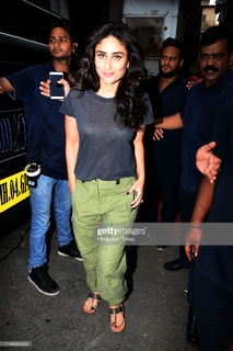 Kareena Kapoor feet photo thumbnail