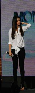 Selena Gomez feet photo thumbnail