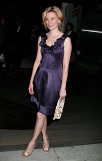 Elizabeth Banks feet photo thumbnail
