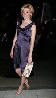 Elizabeth Banks feet photo thumbnail