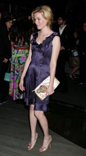 Elizabeth Banks feet photo thumbnail