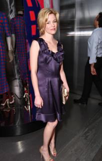 Elizabeth Banks feet photo thumbnail