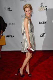 Elizabeth Banks feet photo thumbnail