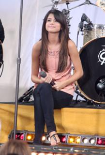 Selena Gomez feet photo thumbnail