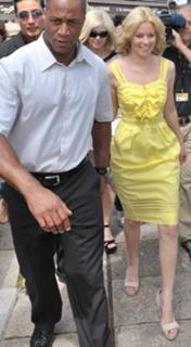 Elizabeth Banks feet photo thumbnail
