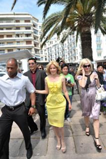 Elizabeth Banks feet photo thumbnail