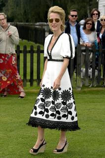 Gillian Anderson feet photo thumbnail