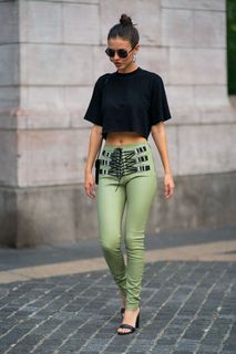 Victoria Justice feet photo thumbnail