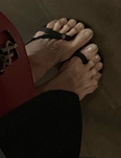Malaika Arora feet photo thumbnail
