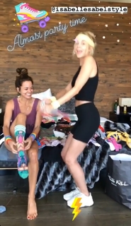 Brooke Burke feet photo thumbnail