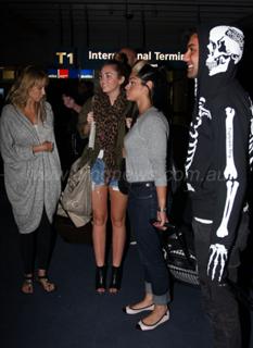 Miley Cyrus feet photo thumbnail
