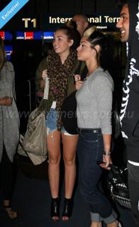 Miley Cyrus feet photo thumbnail