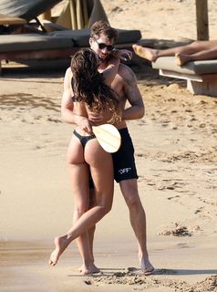 Izabel Goulart feet photo thumbnail