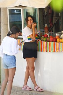 Selena Gomez feet photo thumbnail