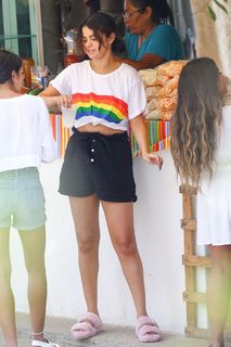 Selena Gomez feet photo thumbnail