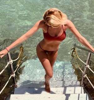 Alessia Marcuzzi feet photo thumbnail
