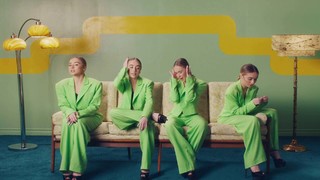 Sabrina Carpenter feet photo thumbnail