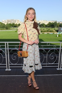 Sydney Sweeney feet photo thumbnail