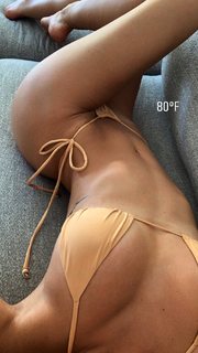 Alexis Ren feet photo thumbnail