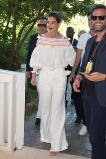 Katie Holmes feet photo thumbnail