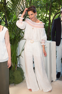 Katie Holmes feet photo thumbnail