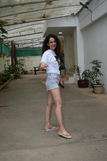 Kangana Ranaut feet photo thumbnail