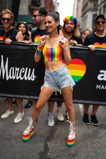 Victoria Justice feet photo thumbnail
