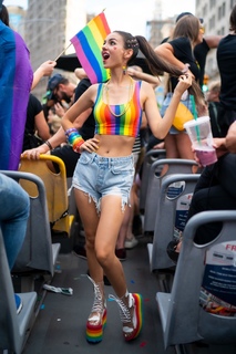 Victoria Justice feet photo thumbnail